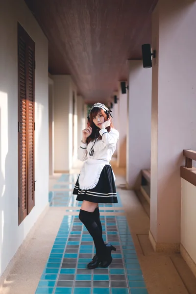 Encantadora menina asiática em traje de empregada japonesa — Fotografia de Stock