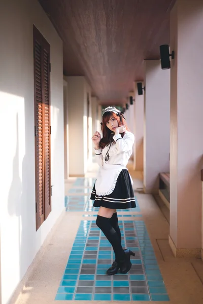 Charmante asiatische Mädchen im japanischen Dienstmädchen Kostüm — Stockfoto