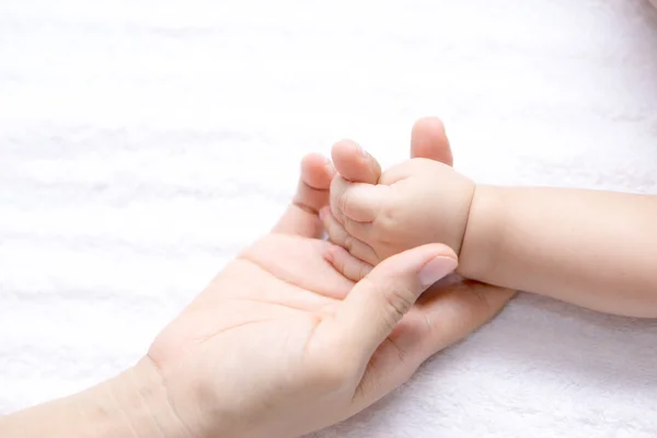 Main de bébé images libres de droit, photos de Main de bébé