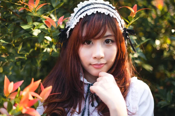 Charmante asiatische Mädchen im japanischen Dienstmädchen Kostüm — Stockfoto