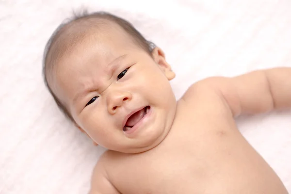 Weinendes asiatisches Baby lizenzfreie Stockfotos