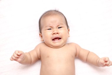 Asyalı bebek ağlıyor