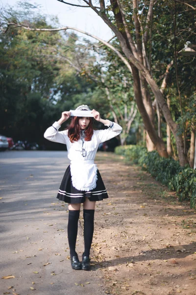 Japon hizmetçi kostümlü şirin Asyalı kız — Stok fotoğraf