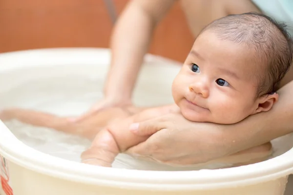 Азіатський купання немовляти — стокове фото