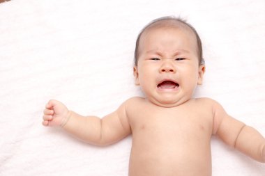 Asyalı bebek ağlıyor