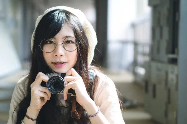 Очаровательная азиатка с камерой — стоковое фото