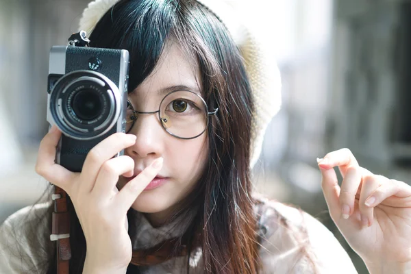 Encantadora menina asiática com câmera — Fotografia de Stock