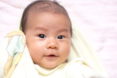 Asyalı bebek havlu ile