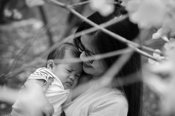 Mãe e filho asiático — Fotografia de Stock