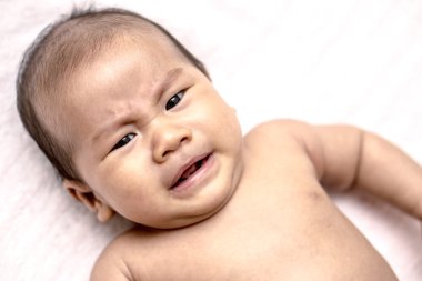 Asyalı bebek ağlıyor