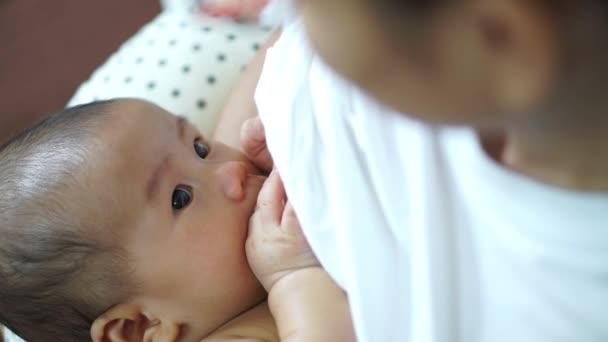 Ασιατική μωρό πιπίλισμα τα δάχτυλά του — Αρχείο Βίντεο