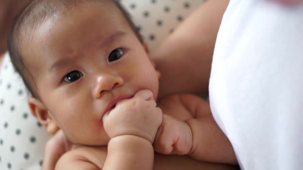 Asiatique bébé sucer ses doigts — Video