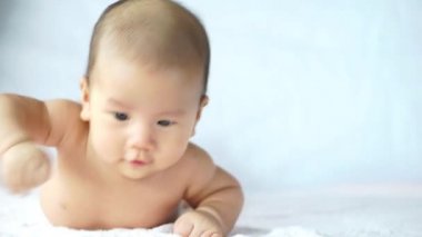 Asya bebek mide üzerinde yalan