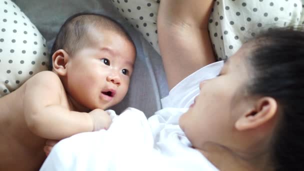 Hambriento asiático bebé — Vídeo de stock