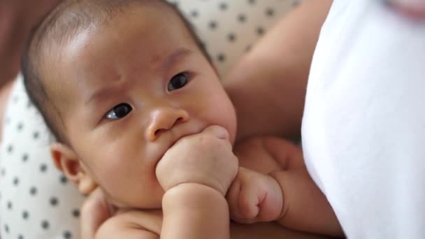 Asya bebek parmaklarını emmek — Stok video