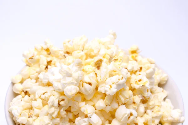 Popcorn su sfondo bianco — Foto Stock