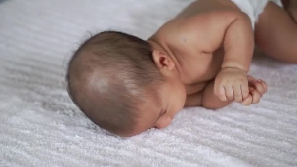 Baby überschlägt sich — Stockvideo