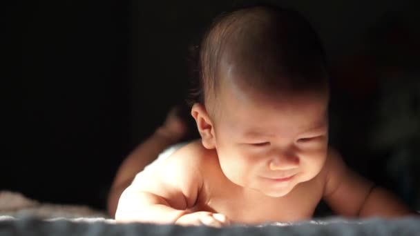Bebé confundido emocional — Vídeo de stock