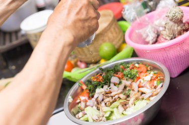 Tay baharatlı salatalık salatası