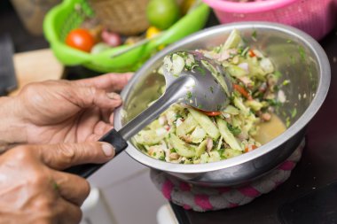 Tay baharatlı salatalık salatası