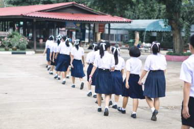 Üniformalı Tay öğrenci