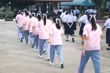 Üniformalı Tay öğrenci