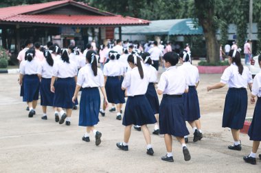 Üniformalı Tay öğrenci