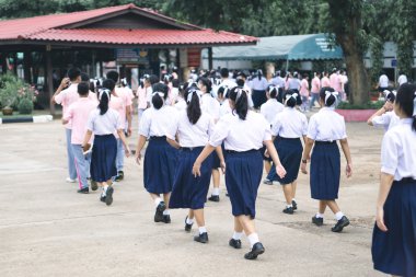 Üniformalı Tay öğrenci