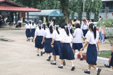 Üniformalı Tay öğrenci