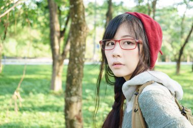 Parktaki Asyalı kız.