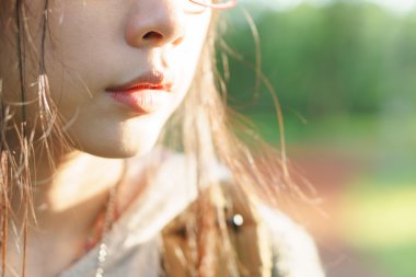 Parktaki Asyalı kız.