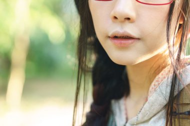 Parktaki Asyalı kız.