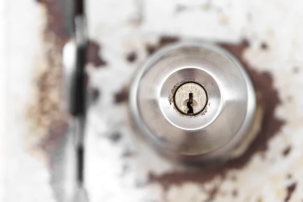 錆びたドアのノブ — ストック写真