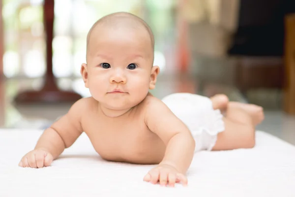 Asiático bebê deitado no estômago — Fotografia de Stock