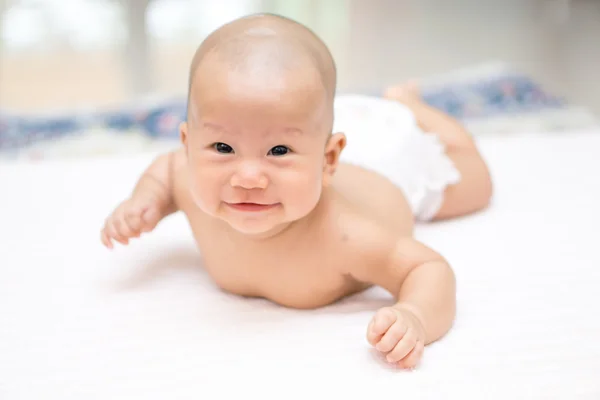 아시아 아기 뱃속에 누워 — 스톡 사진