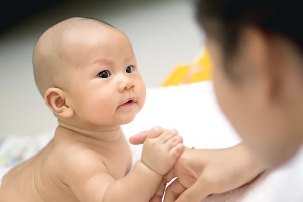 Asiático bebê brincando com a mãe mão — Fotografia de Stock