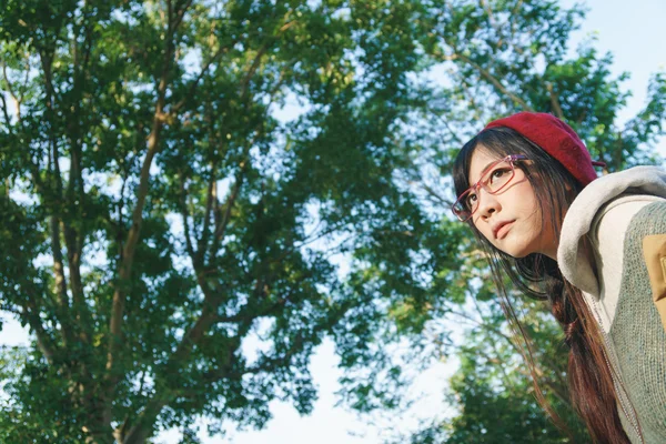 Asiatique fille dans l 'parc — Photo