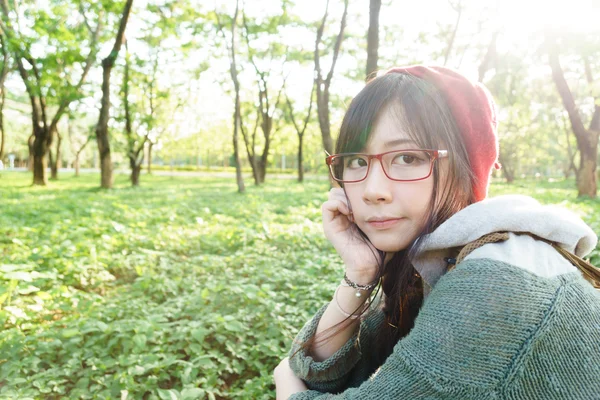 Asian girl in the park — Stock Photo, Image