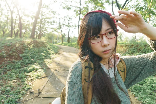 Menina asiática no parque — Fotografia de Stock