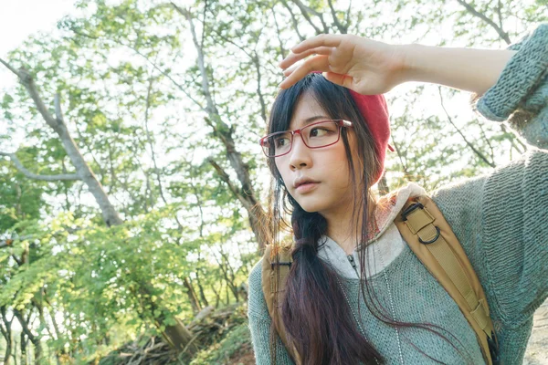 Asiatisk flicka i parken — Stockfoto