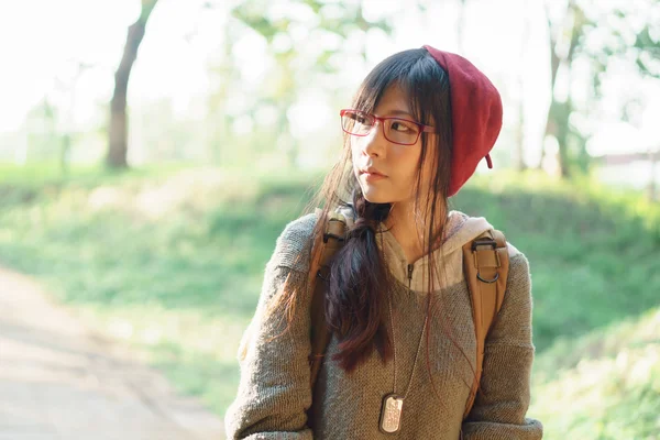 Asiatique fille dans l 'parc — Photo