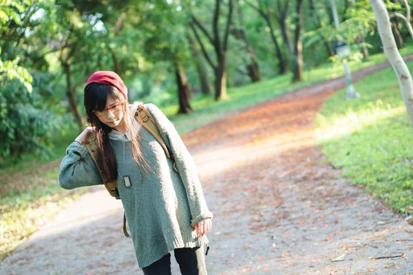 Asiatische Mädchen in die park — Stockfoto