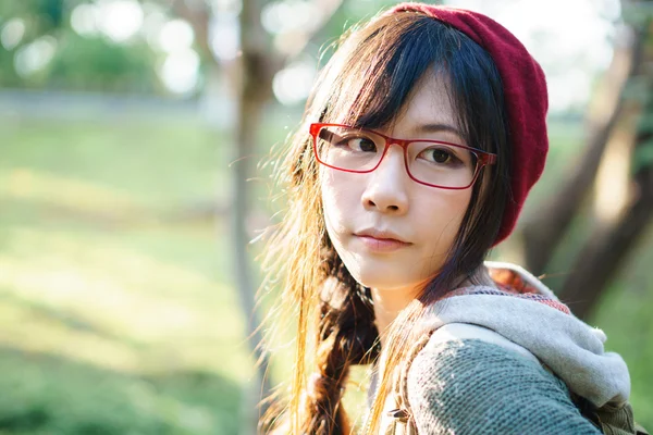 Азиатская девушка в парке — стоковое фото