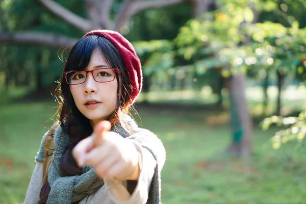 Asiatische Mädchen in die park — Stockfoto