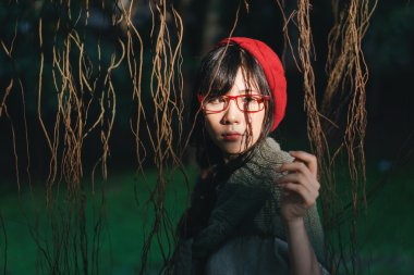 Parktaki Asyalı kız.