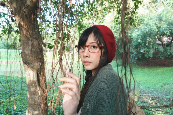 Aziatische meisje in het park — Stockfoto