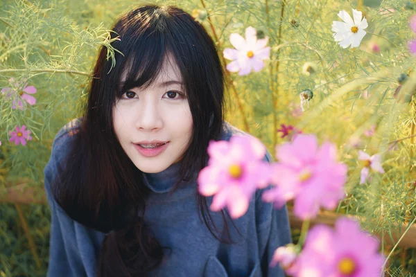 Asian girl with Cosmos Flower — Stock Photo, Image