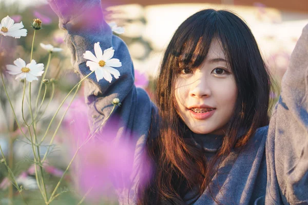 Aziatisch meisje met Cosmos bloem — Stockfoto