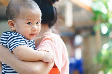 Asyalı anne ve oğlu