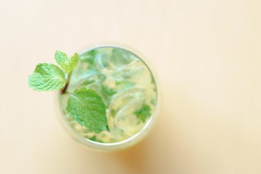 Klasik mohito kokteyli